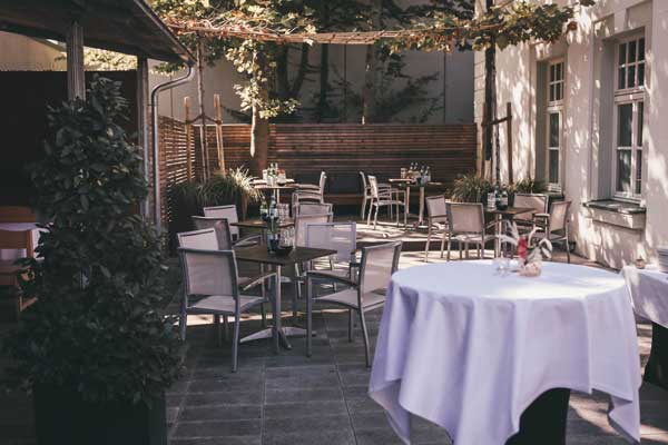 Überdachte Terrasse mit Bar und Lounge für die perfekte Hochzeit